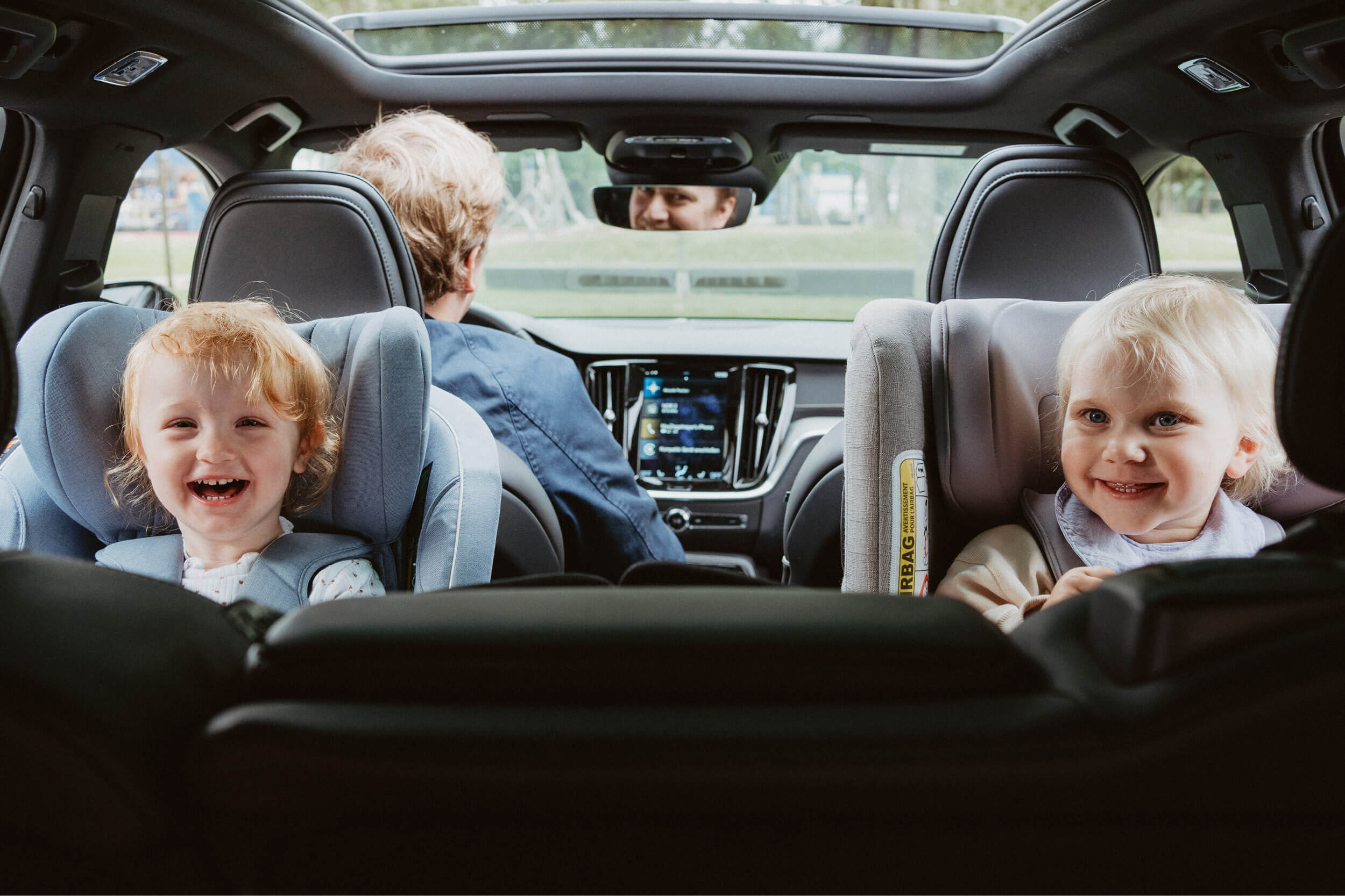 Mädchen in Reboardern Zwei Kinder rückwärtsgerichtet in Reboardern im Auto