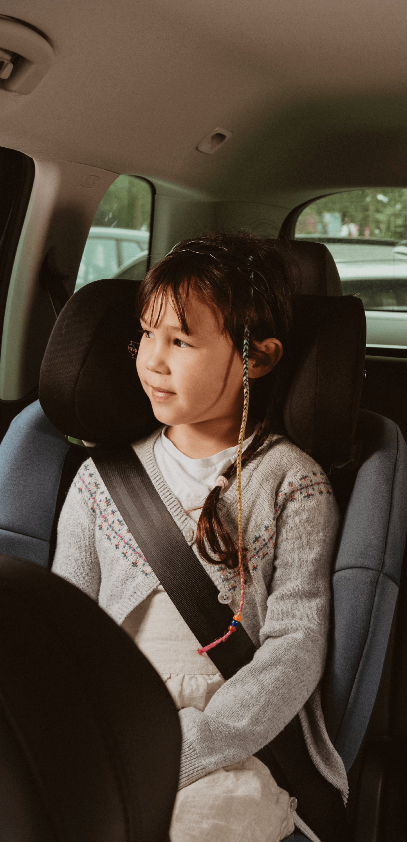 Mädchen im Kindersitz auf der Rückbank – vorwärtsgerichtet