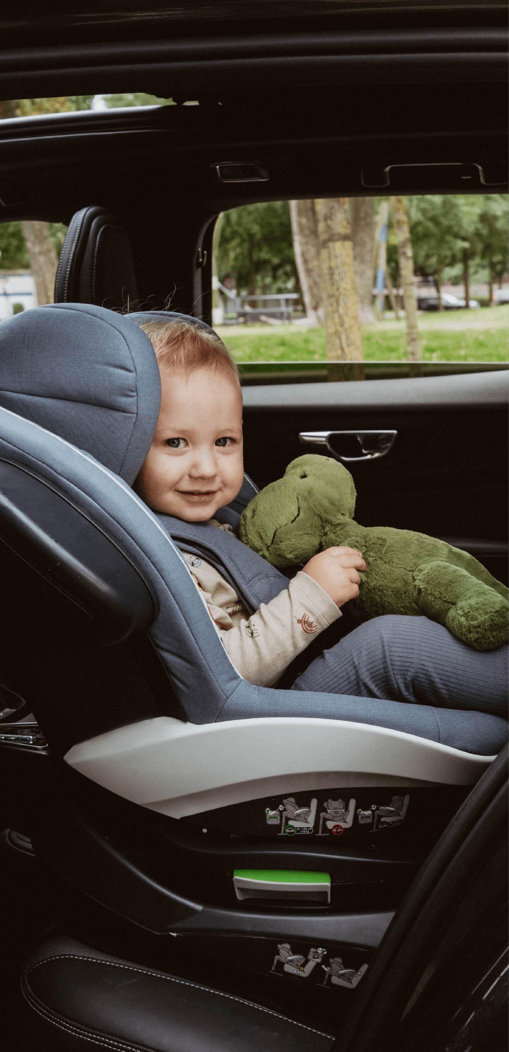 Rückwärtsgerichteter Kindersitz mit Kleinkind auf der Rückbank – sicher eingebaut