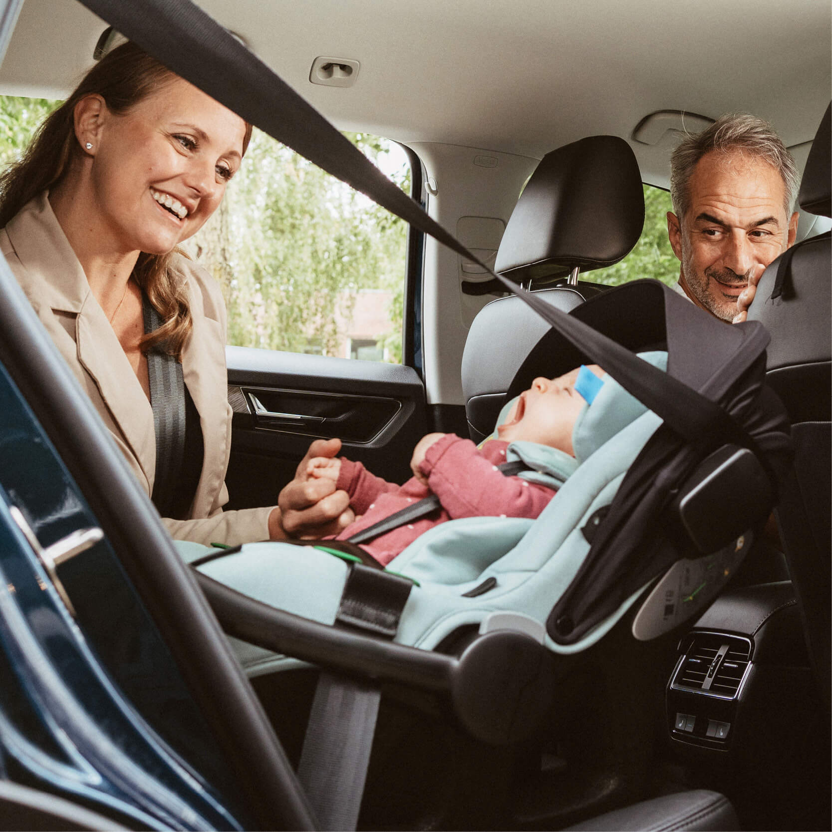 Baby in Babyschale im Auto Baby in Babyschale im Auto mit Eltern